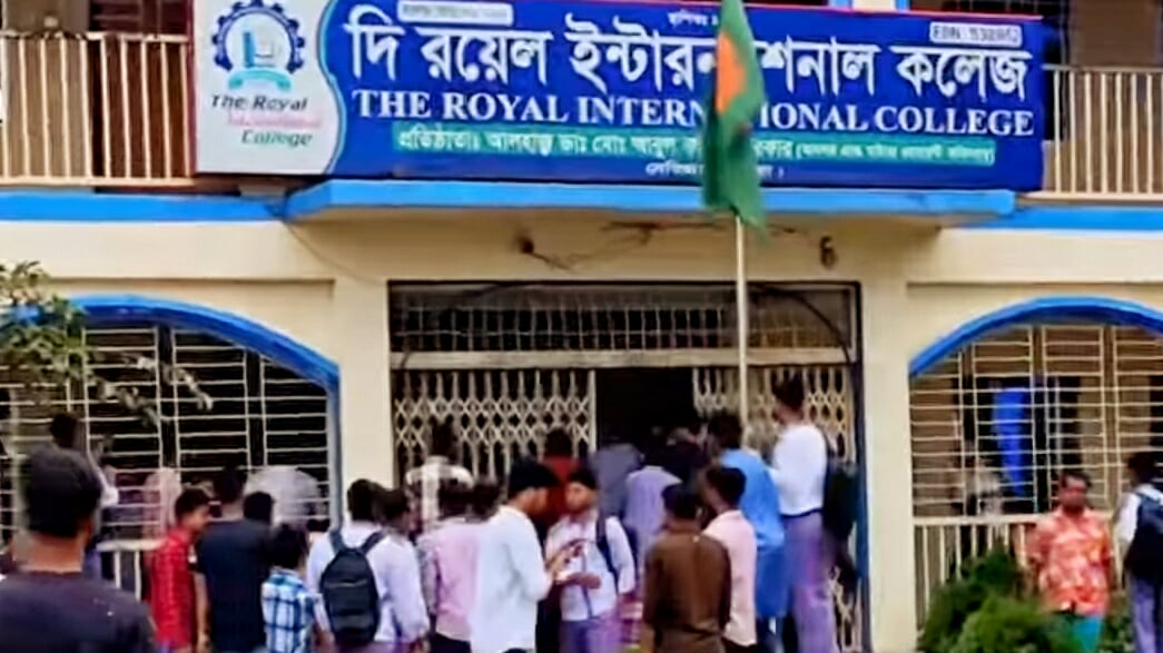 কুমিল্লার দেবিদ্বারে অধ্যক্ষকে তাড়িয়ে দিতে কলেজে বহিরাগতদের হামলা