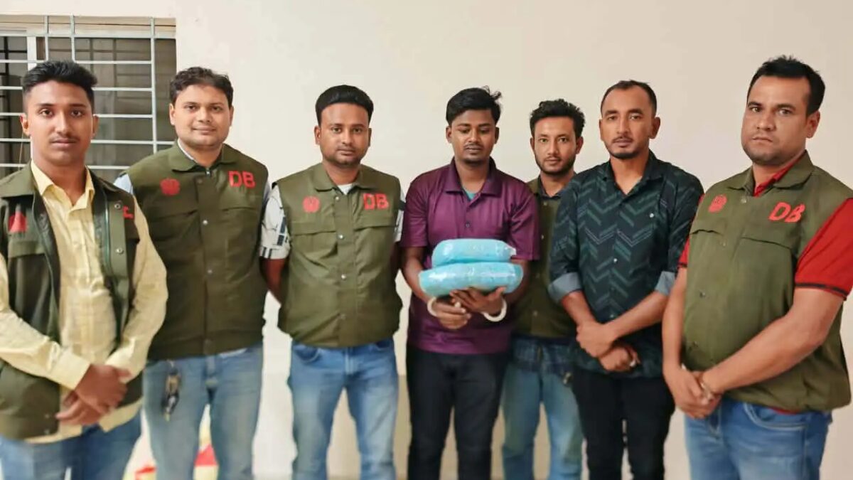 বরগুনার আমতলীতে ডিবি পুলিশের বিশেষ অভিযানে দেড় কেজি গাঁজাসহ মাদক কারবারি আটক