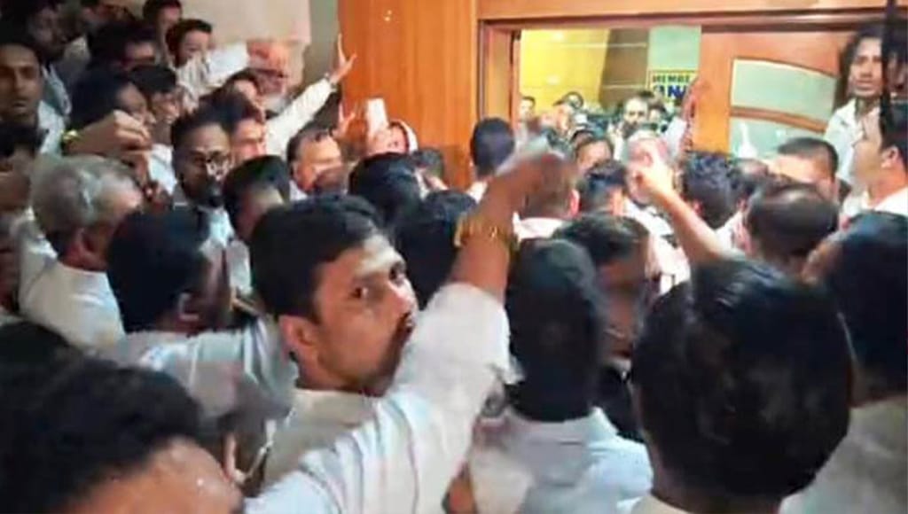 চট্টগ্রাম আইনজীবী সমিতি নির্বাচন আ.লীগপন্থীদের মনোনয়নকে ঘিরে অভিযোগ পাল্টা অভিযোগ