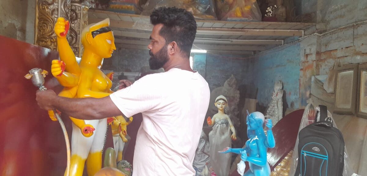 কলকাতার কুমারটুলি থেকে ফাইবারের দুর্গা প্রতিমা পাড়ি দেবে জার্মান ও ইতালি