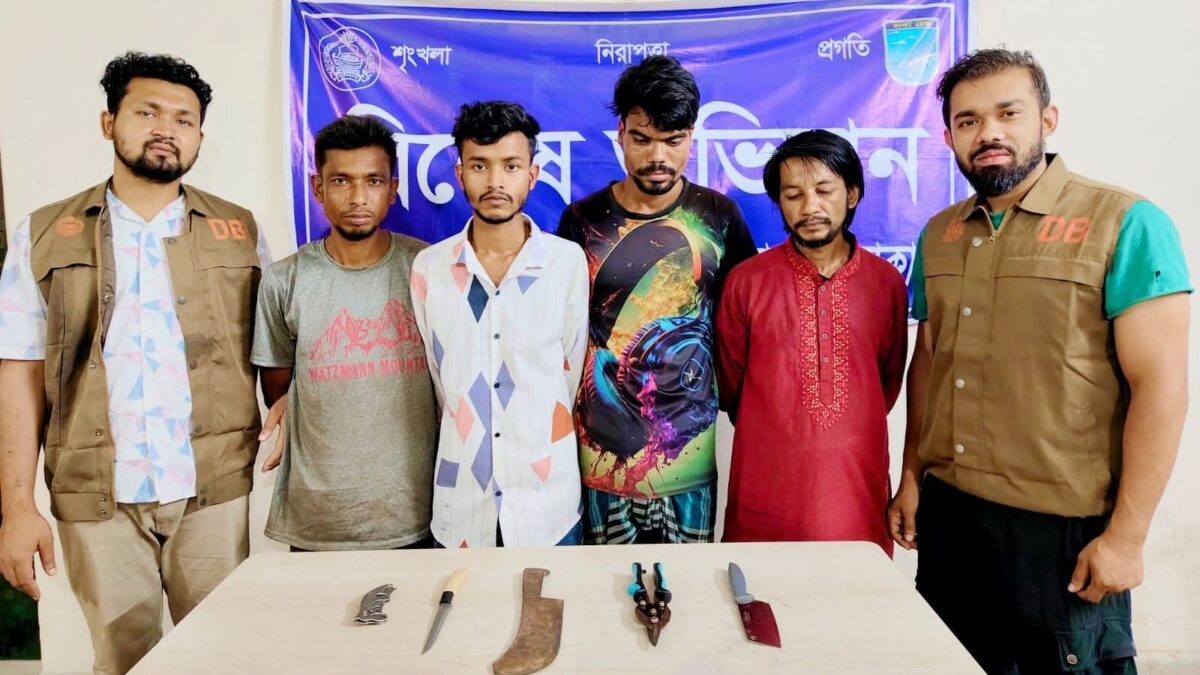 ঢাকার আশুলিয়ায় ডাকাতির প্রস্তুতিকালে দেশীয় অস্ত্রসহ গ্রেপ্তার ৪
