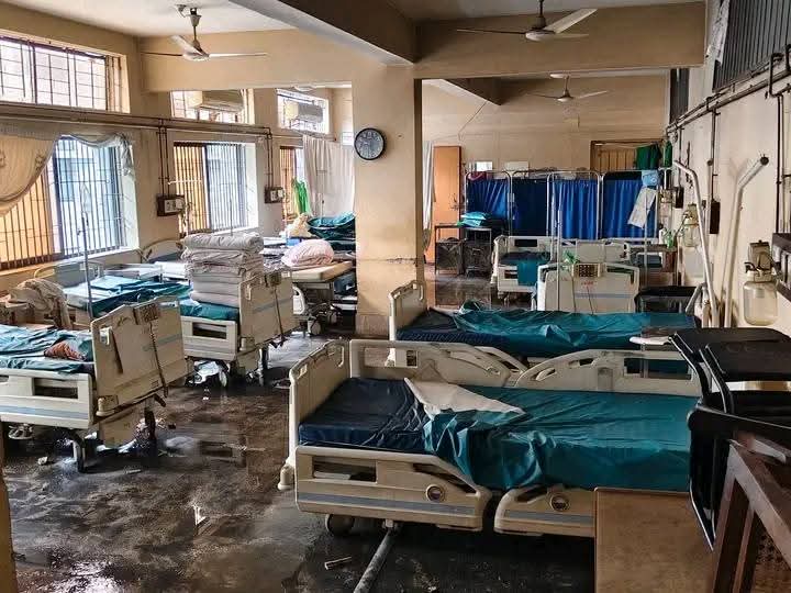 খুলনা মেডিকেল কলেজ হাসপাতালে অগ্নিকাণ্ড, ফায়ার সার্ভিসের ১০ ইউনিটের চেষ্টায় আগুন নিয়ন্ত্রণে
