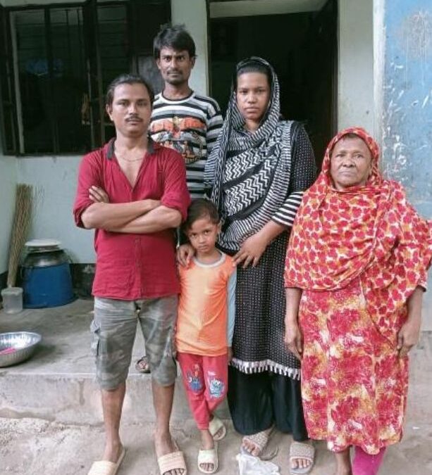 বাউফলে ২০০টি কার্ড পৌরসভা থেকে ইউনিয়নে স্থানান্তর,বড় নামধারী সাংবাদিকদের নামে বরাদ্দের অভিযোগ