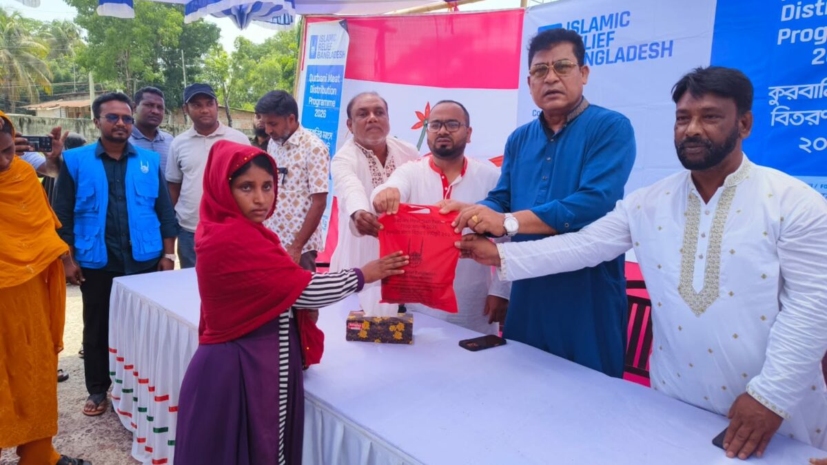 বরগুনা আমতলীতে ৬৯৯ পরিবারের মাঝে ইসলামিক রিলিফের কুরবানির মাংস বিতরণ