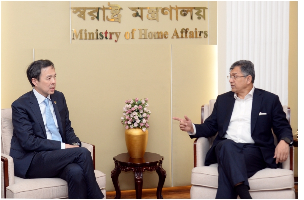 স্বরাষ্ট্রমন্ত্রী সালাহউদ্দিন আহমদ-এর সঙ্গে বাংলাদেশ সচিবালয়ে তার অফিসকক্ষে সিঙ্গাপুরের হাইকমিশনারের সৌজন্য সাক্ষাত