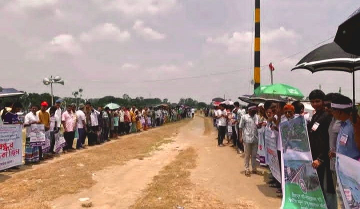 তিস্তামুখ-বাহাদুরাবাদ সেতুর দাবিতে ফুলছড়িতে হাজারো মানুষের মানববন্ধন