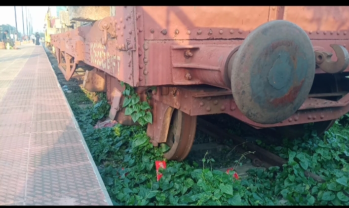 গাজীপুর কালিয়াকৈরে হাইটেক সিটি রেলস্টেশনে রেললাইন মেরামতের বিশেষ রেলগাড়ির মালামাল চুরি ১ জন আটক
