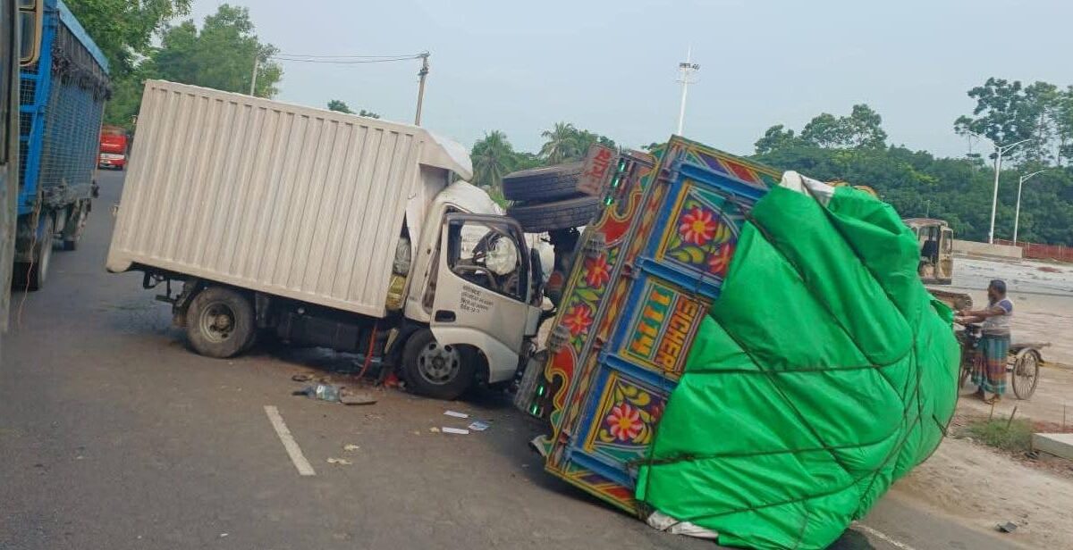 মুকসুদপুরে পিকআপ ও ট্রাকের মুখোমুখি সংঘর্ষে নিহত- ১