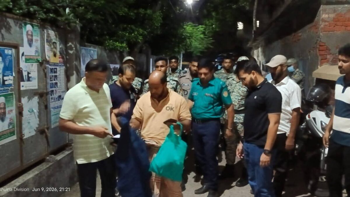 খুলনা মেট্রোপলিটন পুলিশের সাঁড়াশি অভিযানে ১৬ ঘণ্টায় ৩৪ জনকে গ্রেফতার