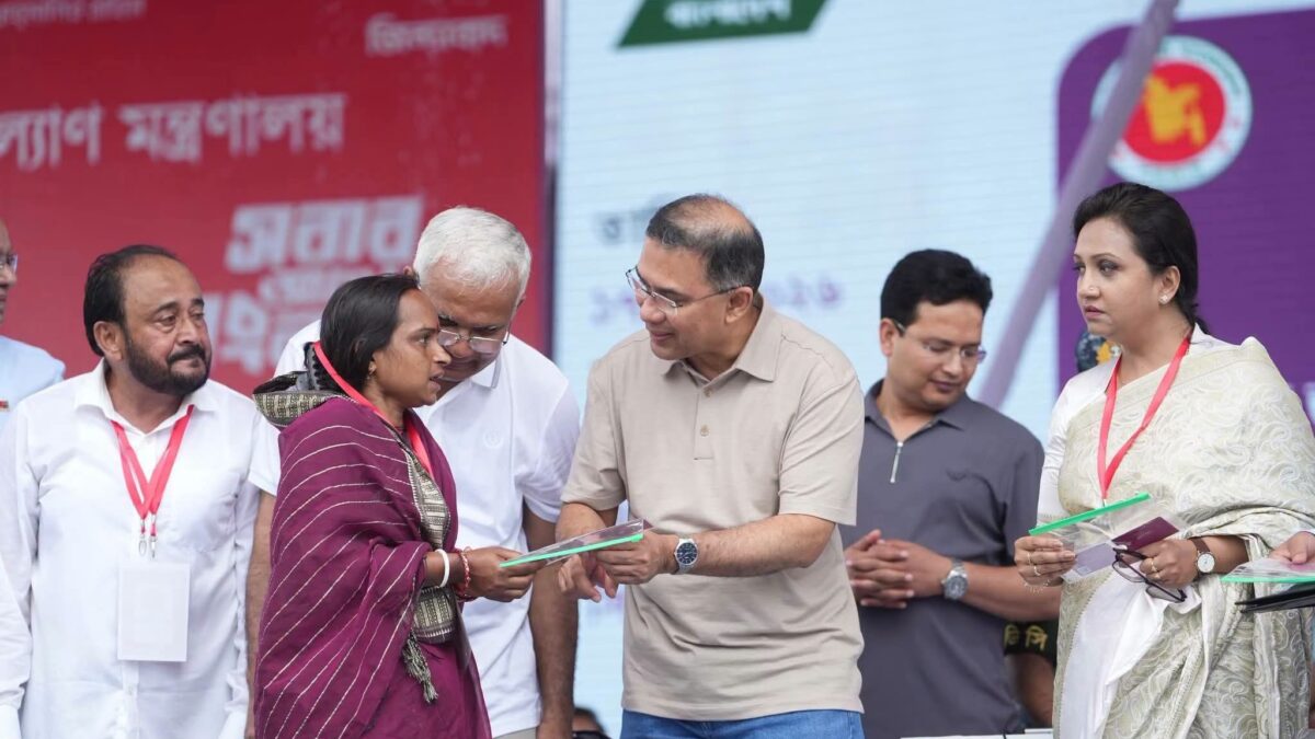 বৃষ্টিতে ভিজে প্রধানমন্ত্রীকে স্বাগত- মৌলভীবাজার ও শ্রীমঙ্গলে ফ্যামিলি কার্ডের উদ্বোধনী সভায় যোগদান