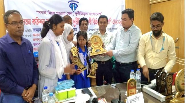 দুমকিতে দুর্নীতিবিরোধী বিতর্ক প্রতিযোগিতা অনুষ্ঠিতঃ সৃজনী বিদ্যানিকেতন চ্যাম্পিয়ন