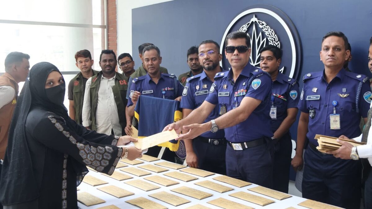 প্রযুক্তির সহায়তায় উদ্ধারকৃত ১০১ টি মোবাইল মালিকদের হাতে তুলে দিল চট্টগ্রামের এসপি মাসুদ