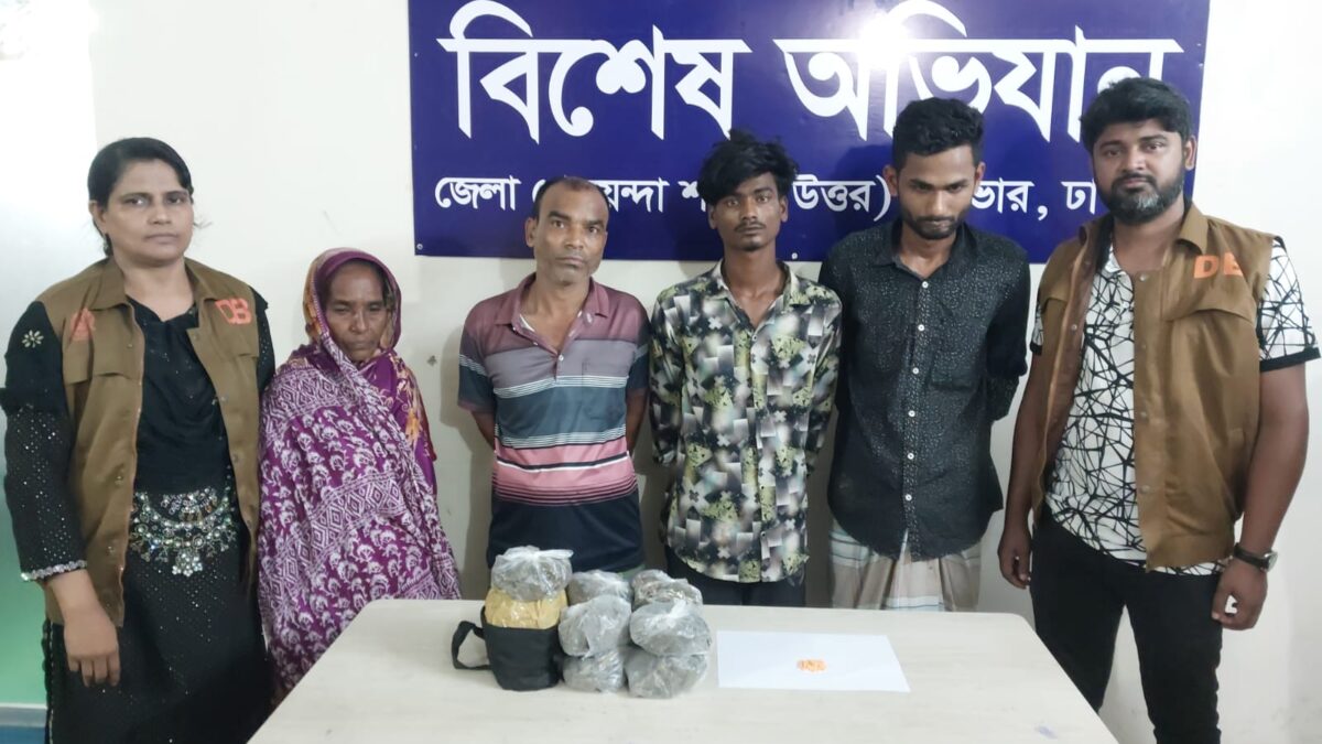 আশুলিয়ায় পৃথক অভিযানে গাঁজার ও ইয়াবাসহ ৪ মাদক ব্যবসায়ী গ্রেফতার