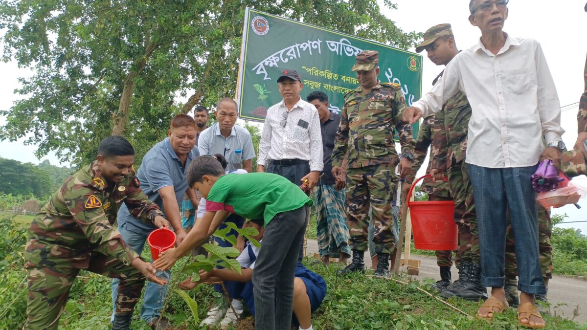 বাঙ্গালহালিয়াতে কাপ্তাই জোনের উদ্যোগে,সেনাবাহিনীর বৃক্ষরোপণ অভিযান উদ্বোধন