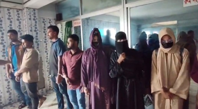 চৌমুহনীর আবাসিক হোটেলে ডিবির অভিযান, আটক ১৪