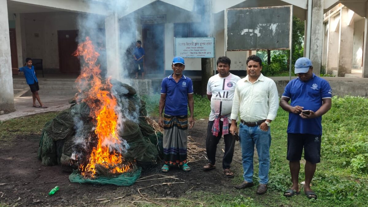 টুঙ্গিপাড়ায় অবৈধ চায়না দুয়ারী জালের বিরুদ্ধে দিনব্যাপী অভিযান, ২ লাখ ৮০ হাজার টাকার জাল ধ্বংস