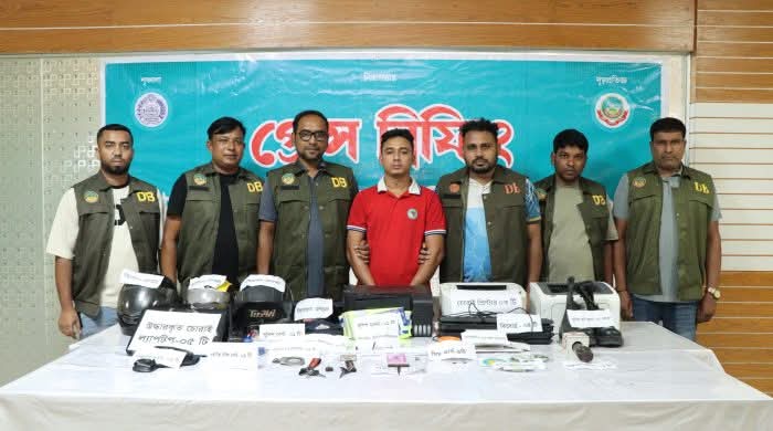 পুলিশ পরিচয়ে প্রতারণা, গাজীপুরে চোরাই মোটরসাইকেল চক্রের সদস্য গ্রেপ্তার-১