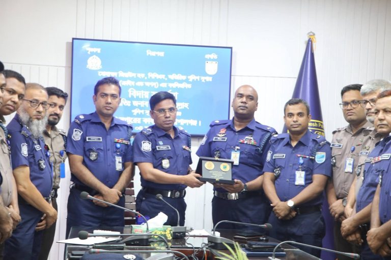 গোপালগঞ্জে বিদায় সংবর্ধনায় সংবর্ধিত অতিরিক্ত পুলিশ সুপার (ক্রাইম অ্যান্ড অপস) জিয়াউল হক
