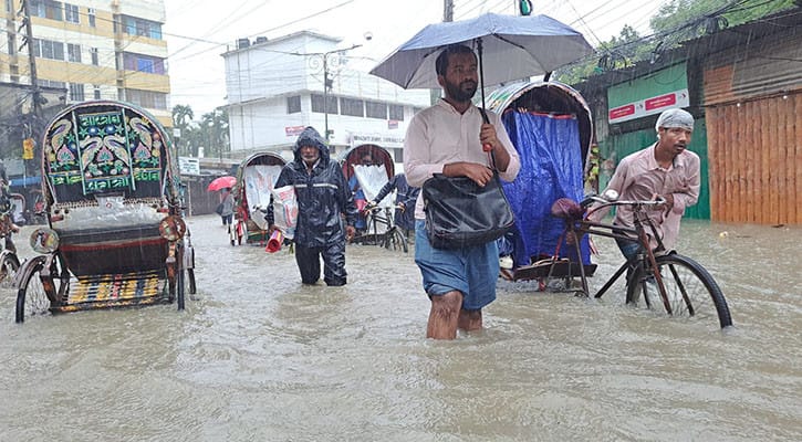 চট্টগ্রামে অতি ভারী বৃষ্টি টানা বর্ষণে নগরজুড়ে জলাবদ্ধতা, বাসাবাড়িতে পানি