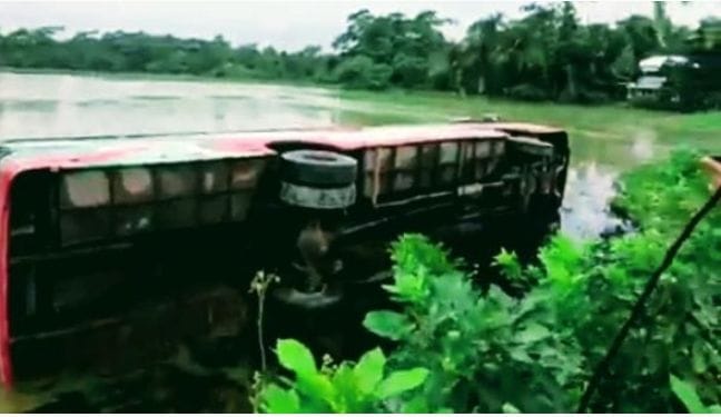 বাউফলে যাত্রীবাহী বাস খাদে,আহত ২০ জন.ইউএনও’র ঘটনাস্থল পরিদর্শন