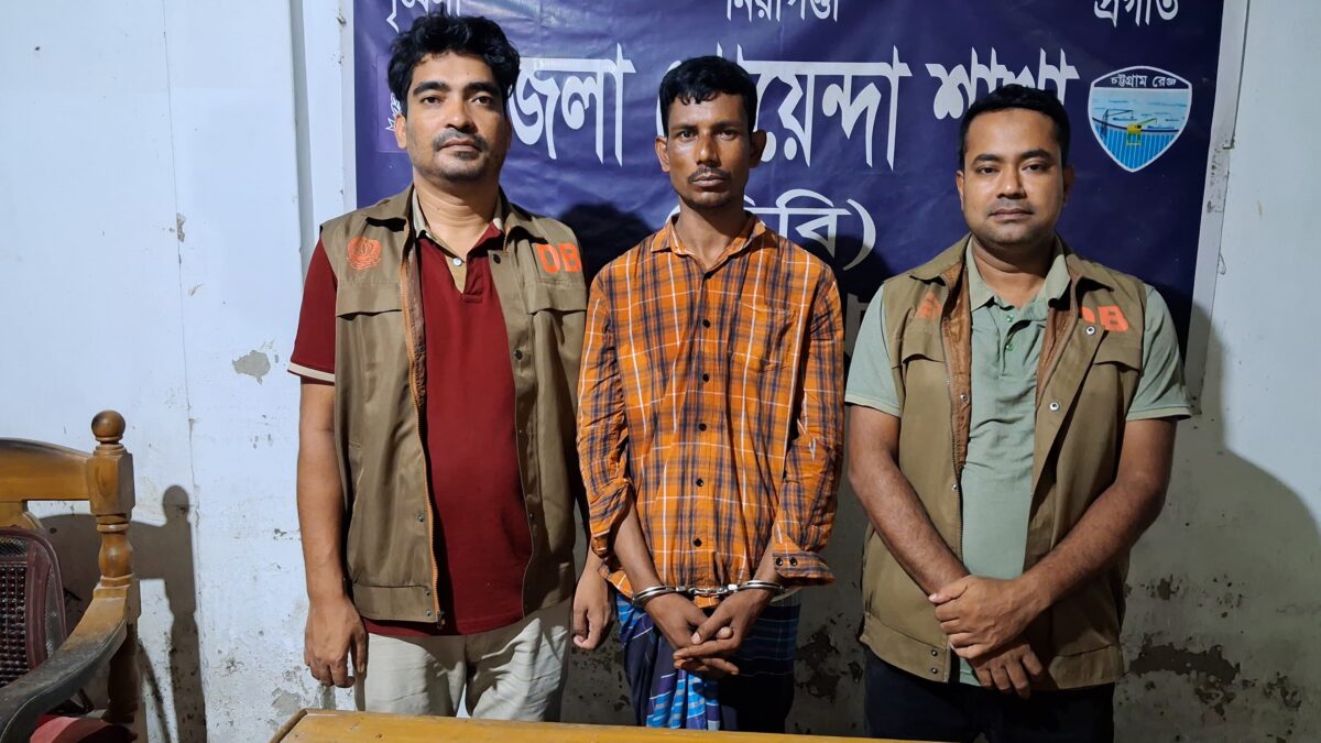 বেগমগঞ্জের গনিপুর থেকে ৫২ পিচ ইয়াবা সহ আসামি গ্রেফতার করে ডিবি পুলিশ