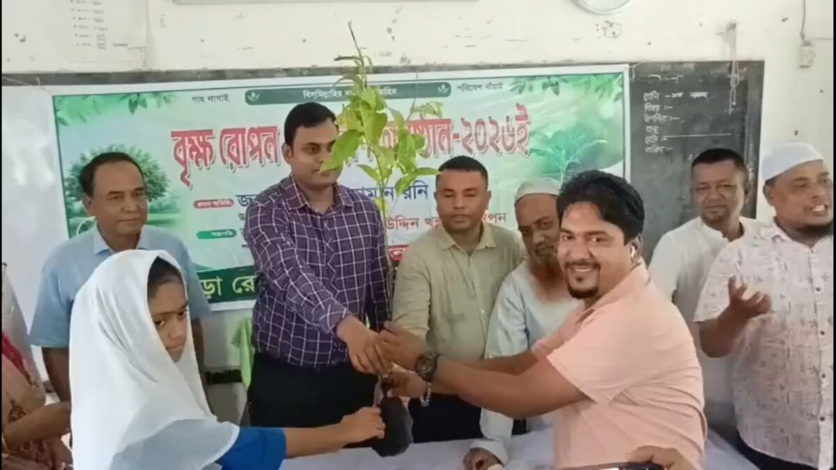 কুমিল্লার বরুড়ায় রেমিট্যান্স যোদ্ধা সংস্থার ফলজ বৃক্ষ বিতরণ