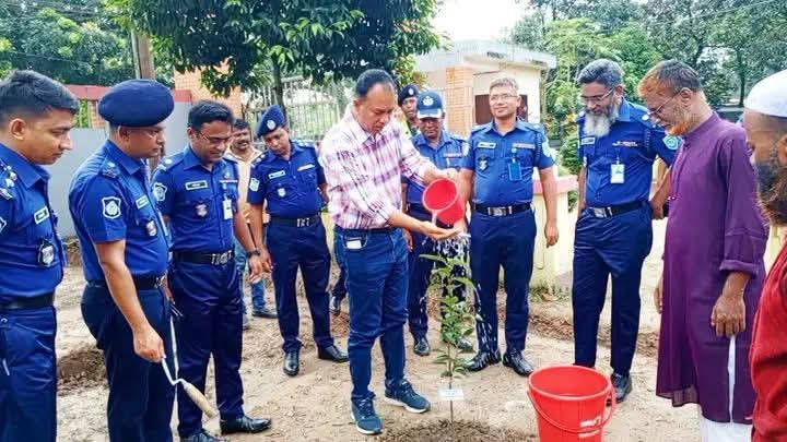 দিনাজপুর বীরগঞ্জে থানায় বৃক্ষরোপণ কর্মসূচি ২০২৬-এর ফলদ বাগানের শুভ উদ্বোধন 🌿