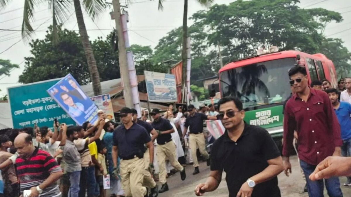 গোপালগঞ্জে বিএনপি নেতাকর্মীদের শুভেচ্ছা গ্রহণ করলেন প্রধানমন্ত্রী তারেক রহমান