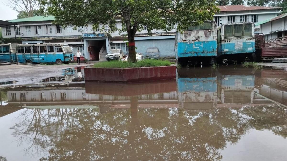 পটুয়াখালী বিজ্ঞান ও প্রযুক্তি বিশ্ববিদ্যালয়ের পরিবহন শাখার সামনে সড়ক জলাবদ্ধতা, দ্রুত সংস্কারের দাবি