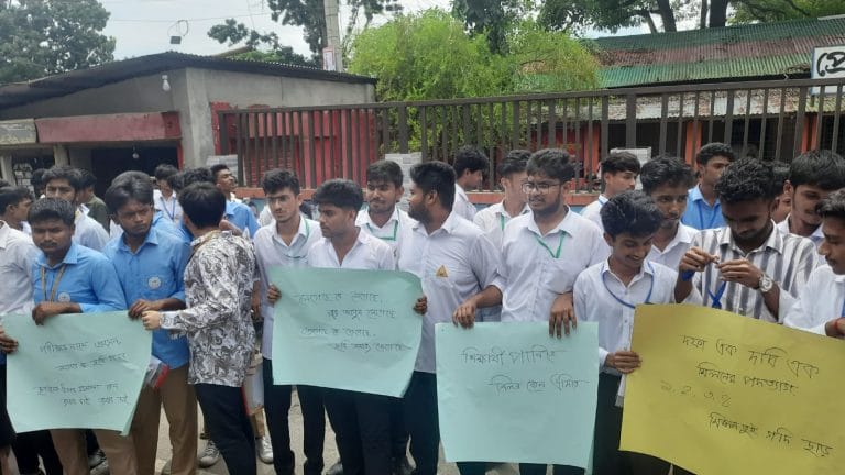 গোপালগঞ্জে পরীক্ষা শেষ করেই রাস্তায় শিক্ষার্থীদের বিক্ষোভ, এক দফা দাবি শিক্ষামন্ত্রীর পদত্যাগ