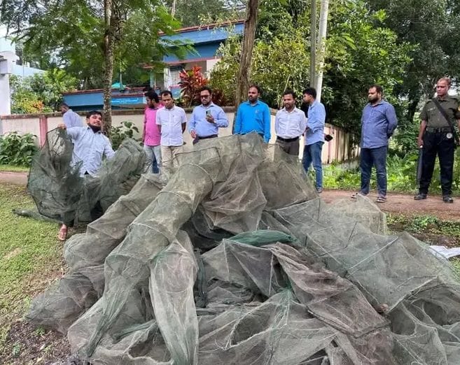 পটুয়াখালীর বাউফলে দুই লাখ টাকার নিষিদ্ধ জাল পুড়িয়ে ধ্বংস