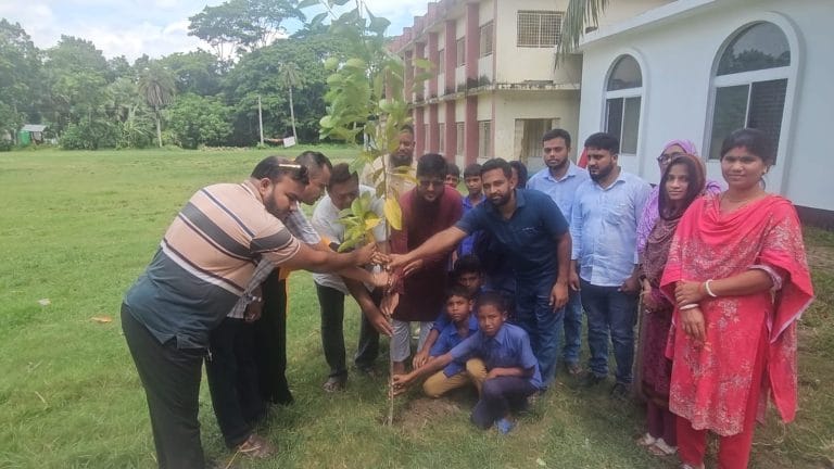 গোপালগঞ্জের টুঙ্গিপাড়ায় প্রধানমন্ত্রী ঘোষিত বৃক্ষ রোপন কর্মসূচী অনুষ্ঠিত।