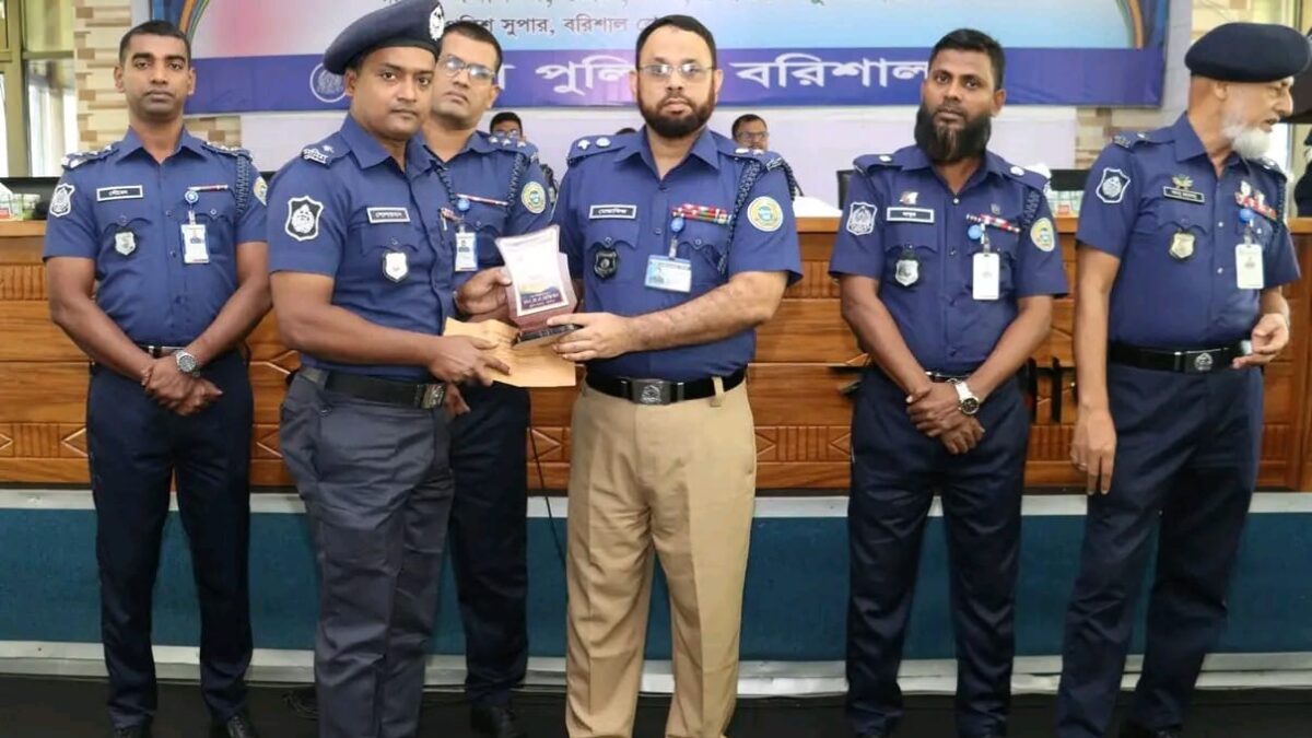 বরিশালে শ্রেষ্ঠ ওসি নির্বাচিত হয়েছেন হিজলার মো. সোলায়মান