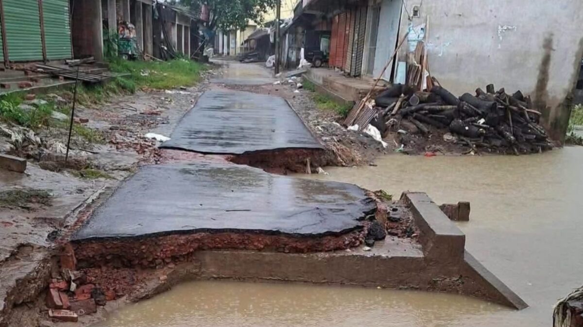 চট্টগ্রাম অঞ্চলে বন্যায় ক্ষতিগ্রস্ত ২৪১ কিঃমিঃ সড়ক মেরামতে ২৪৫ কোটি টাকার প্রস্তাব