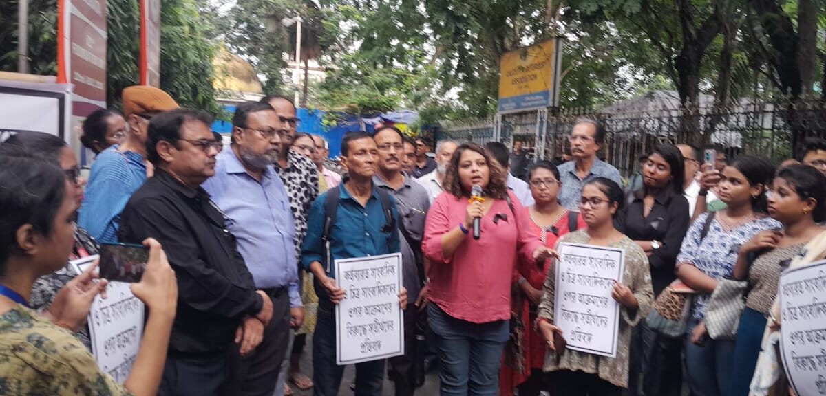 ধর্মতলায় সাংবাদিকদের উপর হামলার প্রতিবাদে- কলকাতা প্রেসক্লাবের সামনে প্রতিবাদ কর্মসূচি
