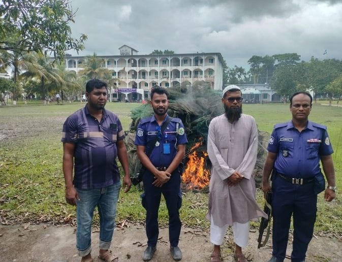 দুমকিতে দেড় লাখ টাকার চায়না দুয়ারি জাল পুড়িয়ে ধ্বংস, অবৈধ জালের বিরুদ্ধে মৎস্য বিভাগের অভিযান