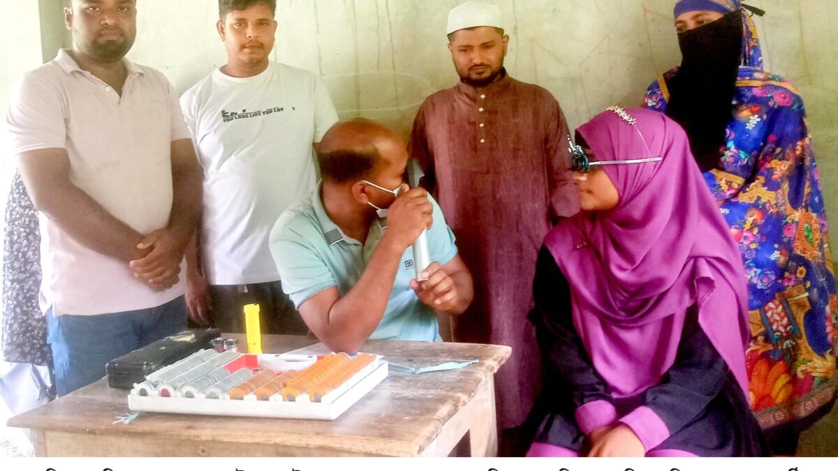 খুলনার ডুমুরিয়ার আন্দুলিয়ায় বিনামূল্যে চক্ষু সেবা পেল ৫০০ শতাধিক মানুষ, ছানি রোগী বাছাই