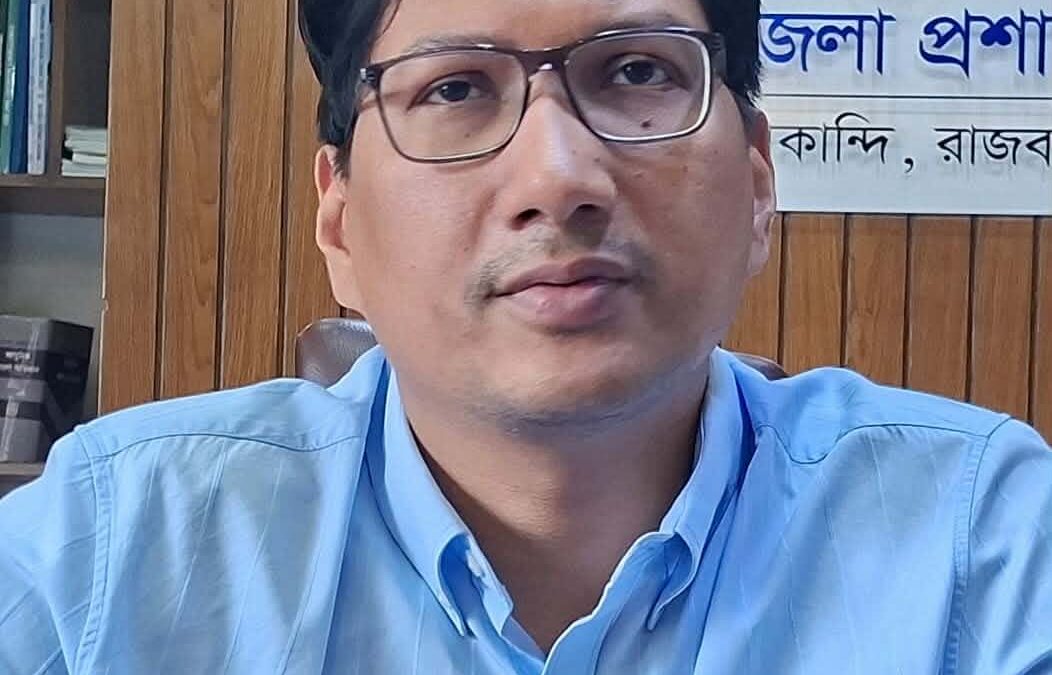 রাজবাড়ীর বালিয়াকান্দিতে দু’টি খাল খননের উদ্বৃত্ত ১৭ লাখ টাকা কোষাগারে জমা দিলেন ইউএনও