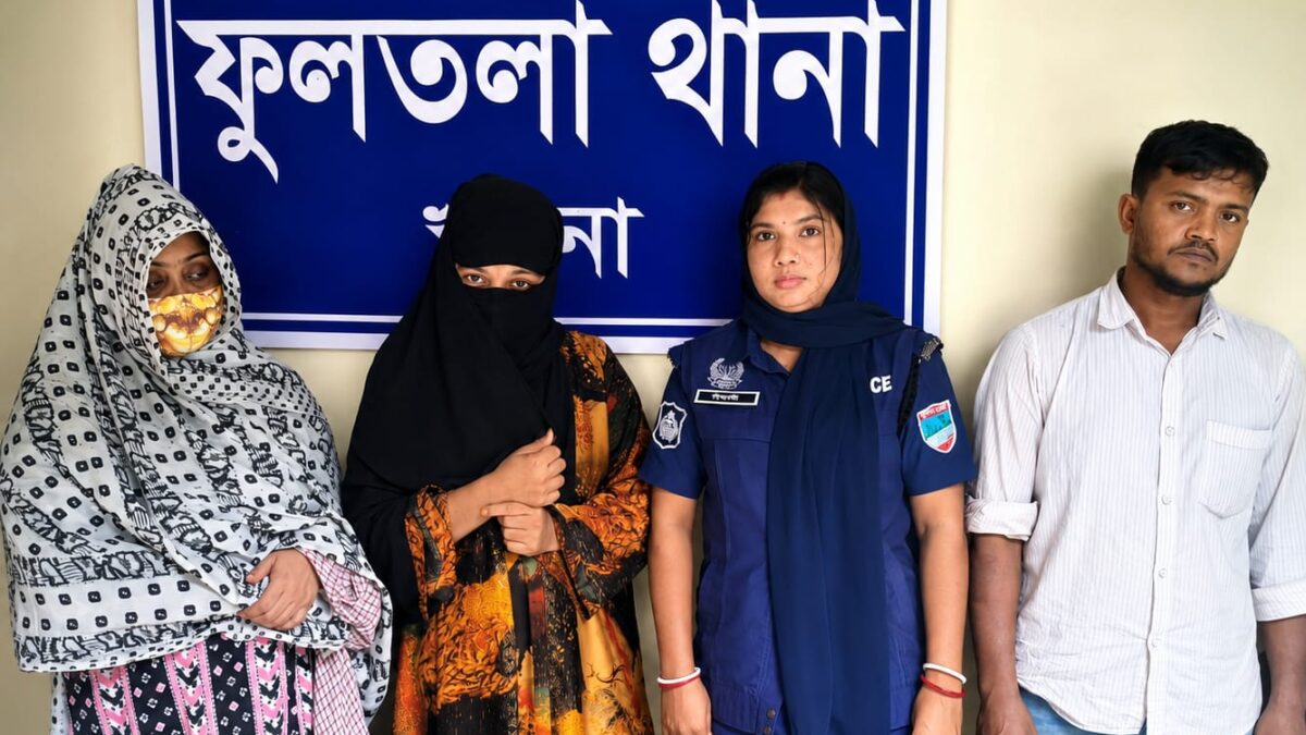 খুলনার ফুলতলায় হানি ট্র্যাপে ফেলে ব্ল্যাকমেইল এর অভিযোগে স্থানীয় কথিত সাংবাদিক সহ গ্রেফতার — ৩