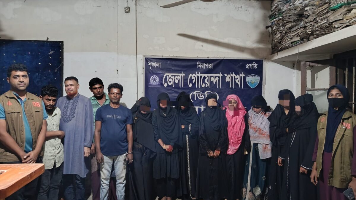 ডিবি নোয়াখালী কতৃক অসামাজিক কাজে জড়িত থাকা ৪ জন পুরুষ ও ৮ জন নারী গ্রেফতার
