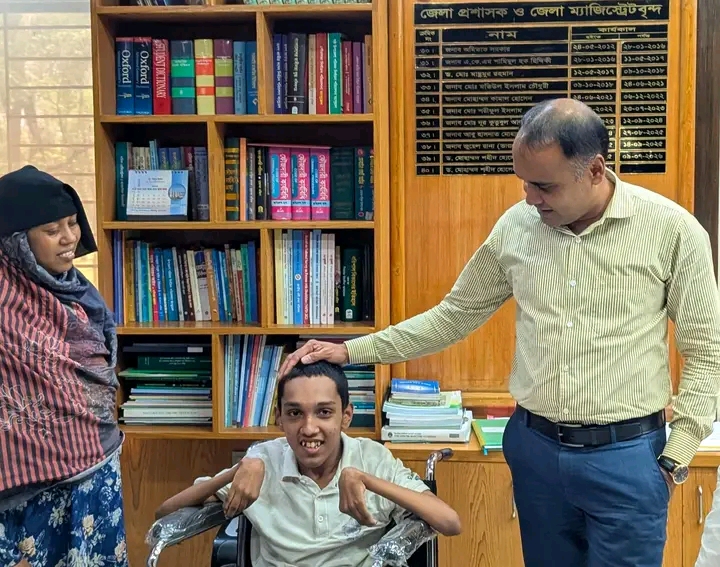 হুইলচেয়ার পেয়ে হাসানের মুখে হাসি পাশে দাঁড়াল-পটুয়াখালী জেলা প্রশাসন