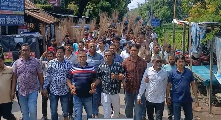 মির্জাগঞ্জে যুবদলের কমিটি বাতিলের দাবিতে ঝাড়ু মিছিল, পদবঞ্চিতদের ক্ষোভ