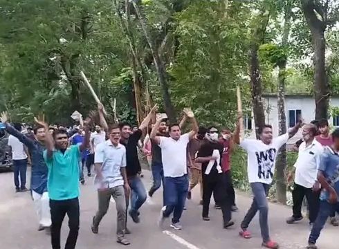 দুমকি উপজেলা যুবদলের কমিটি নিয়ে দুই পক্ষের ধাওয়া -পালটা ধাওয়া,ভাঙচুর তিন মোটরসাইকেল