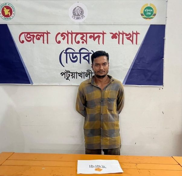 চায়ের দোকানের সামনে ডিবির অভিযান ইয়াবা সহ যুবক গ্রেপ্তার