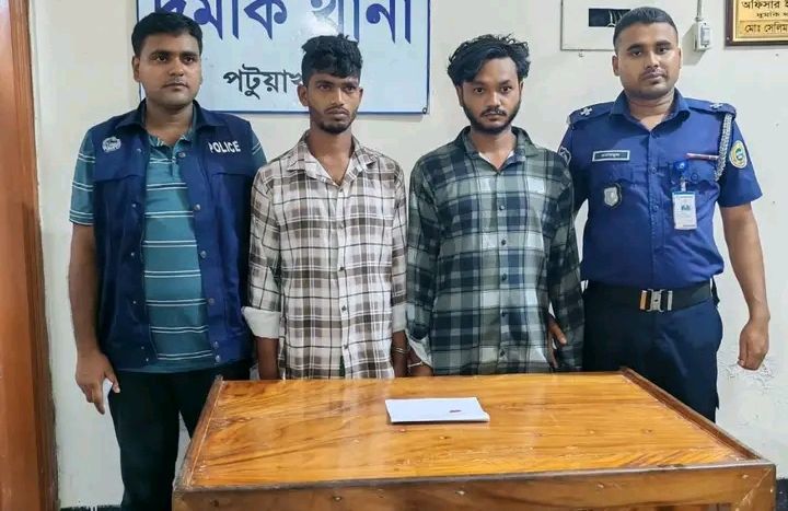 দুমকিতে পুলিশের পৃথক অভিযান: ৫ পিস ইয়াবাসহ দুই মাদক কারবারি আটক