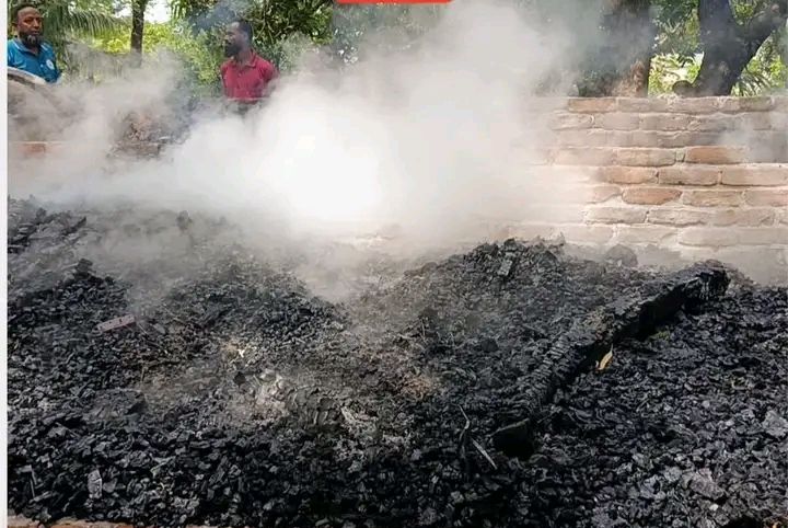 দুমকিতে সাবেক ইউপি চেয়ারম্যানের বাড়িতে আগুন, অগ্নিকাণ্ডের কারন নিয়ে প্রশ্ন
