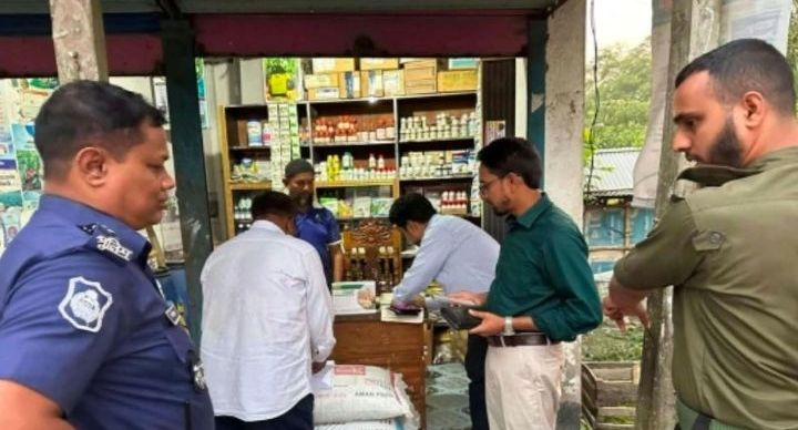 লাইসেন্স ছাড়াই সার বিক্রি! দশমিনা ব্যবসায়ীকে জরিমানা ভ্রাম্যমান আদালতের