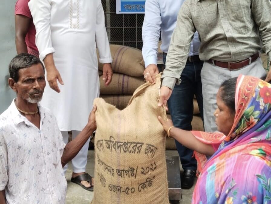টুঙ্গিপাড়ায় ৩০০ জেলে পরিবারের মাঝে সাড়ে ৭ মেট্রিক টন ভিজিএফের চাল বিতরণ