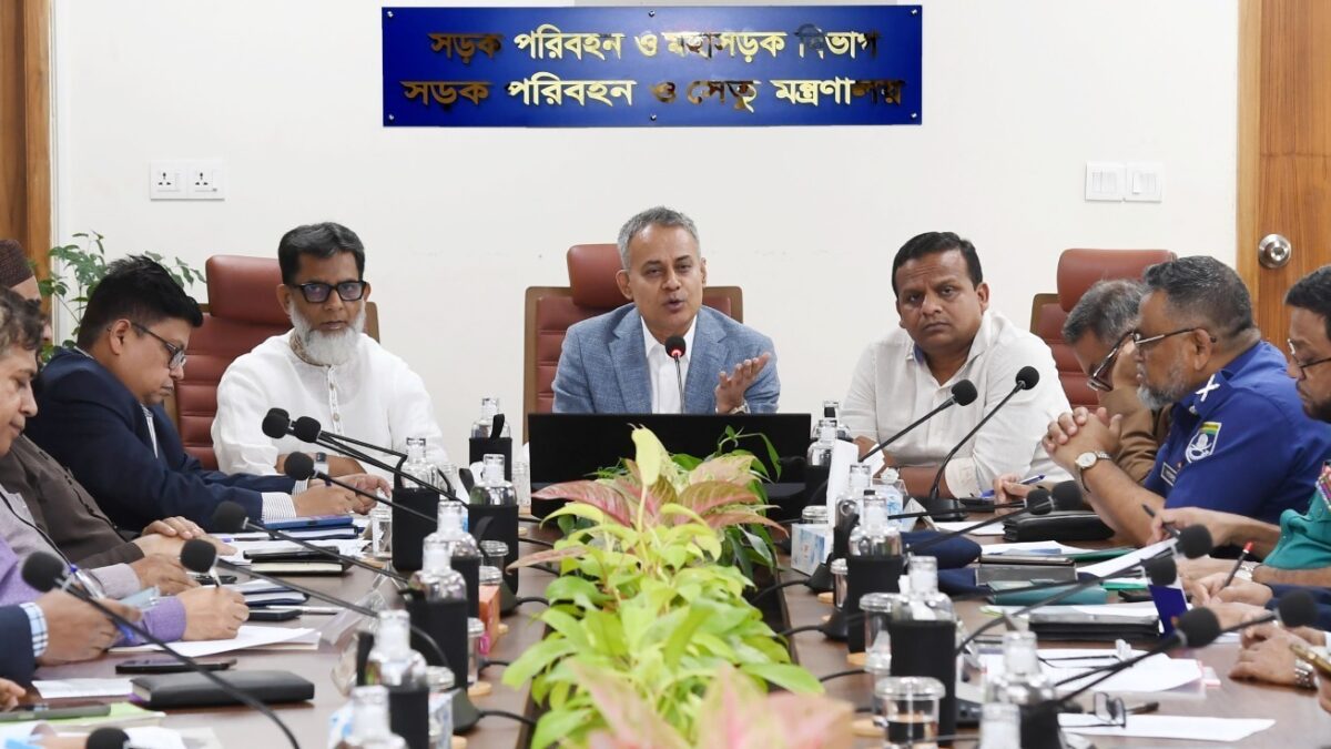 দুর্গাপূজার পাঁচ দিনের ছুটিতে নিরাপদ ও নির্বিঘ্ন যাত্রা নিশ্চিত করতে সমন্বিত প্রস্তুতির নির্দেশ: শেখ রবিউল আলম