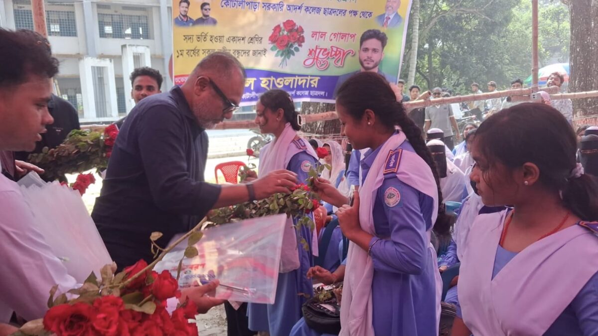 কোটালীপাড়া সরকারি আদর্শ কলেজে নবীনবরণ ও কৃতি শিক্ষার্থীদের সংবর্ধনা অনুষ্ঠিত শিক্ষার্থীদের মাঝে এমপি জিলানী